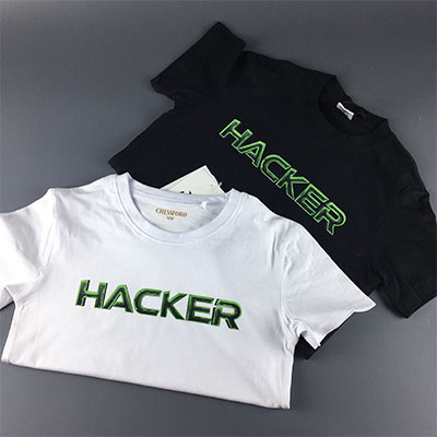 Печать на чёрной и белой футболке HACKER